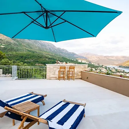 Arcadia - With Hot Tub