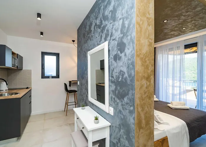 Arcadia - With Hot Tub