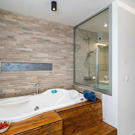 Arcadia - With Hot Tub Apartament