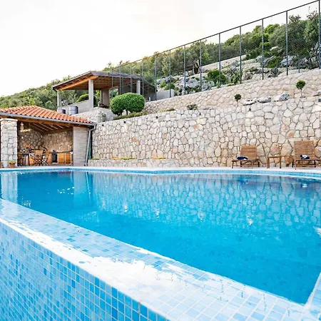 Arcadia - With Hot Tub