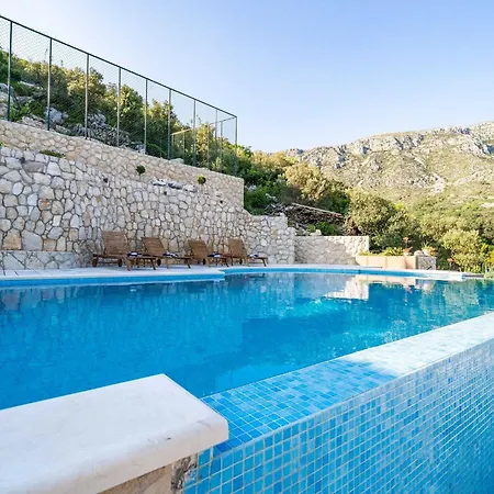 Arcadia - With Hot Tub *